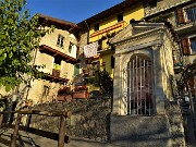 25 All'imbocco di Endenna santella Madonna con Cristo deposto dalla Croce